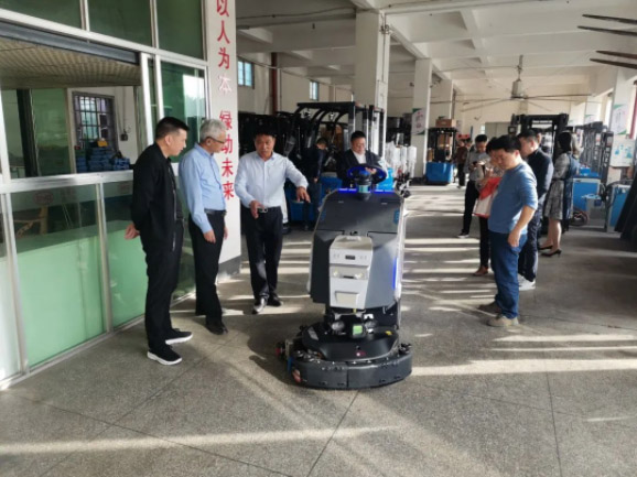 情暖永新昌丨熱烈歡迎廈門(mén)總商會(huì)舉辦的哈工大會(huì)長(zhǎng)班同學(xué)光臨廈門(mén)永新昌參觀指導(dǎo)。