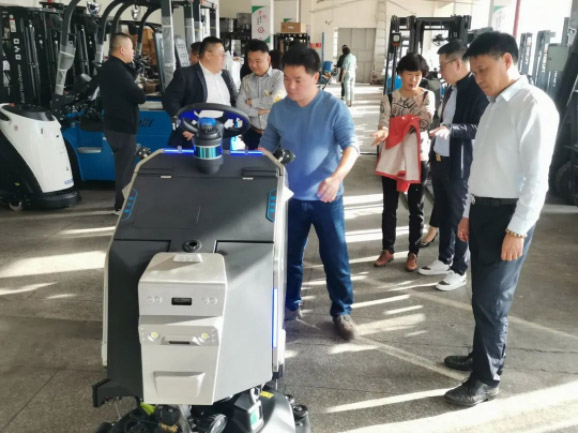 情暖永新昌丨熱烈歡迎廈門(mén)總商會(huì)舉辦的哈工大會(huì)長(zhǎng)班同學(xué)光臨廈門(mén)永新昌參觀指導(dǎo)。