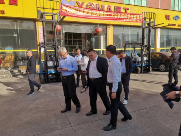 情暖永新昌丨熱烈歡迎廈門(mén)總商會(huì)舉辦的哈工大會(huì)長(zhǎng)班同學(xué)光臨廈門(mén)永新昌參觀指導(dǎo)。